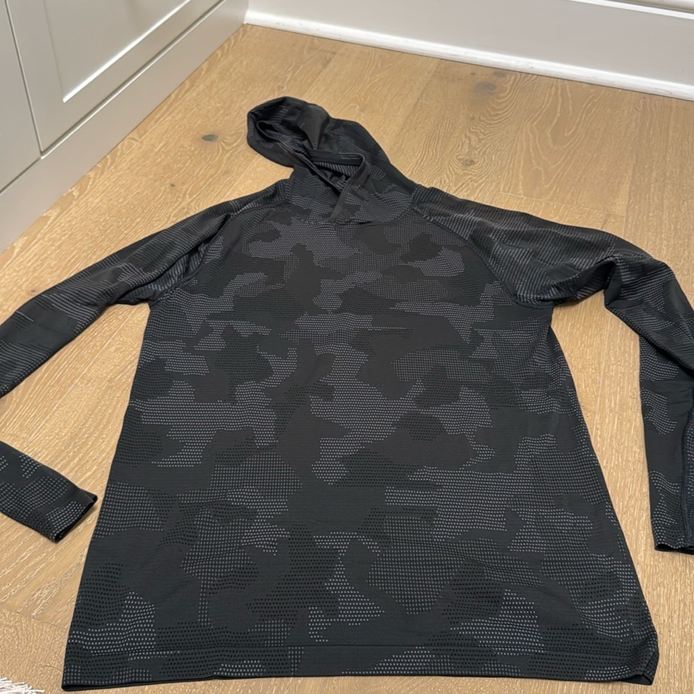 Lululemon men’s large hoodie metal tech shirt